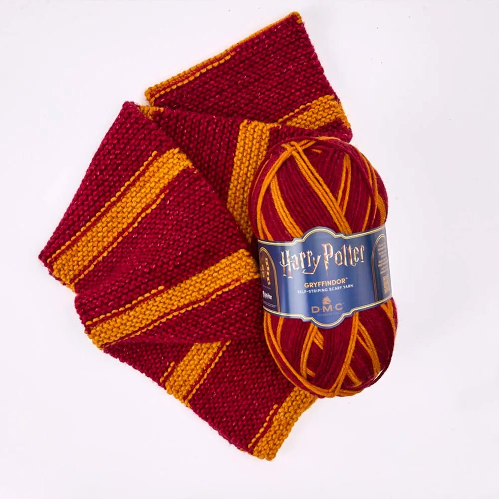 Attēls ar DMC Harry Potter Magic dzija 300 g / 410 m – pašsvītrojoša dzija Cūkkārpas koledžu krāsās – pieejams internetā Šarlotes audumi