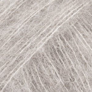 Image du fil DROPS Brushed Alpaca Silk - 25 g / 140 m – disponible chez Šarlotes audumi