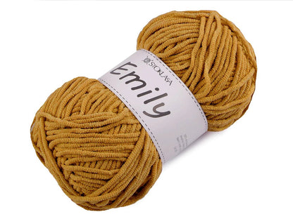 Image du fil peluche Emily - 100g / 120 m – disponible chez Šarlotes audumi