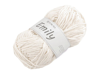 Image de la laine Emily - fil pelucheux - 100 g / 120 m – disponible chez Tissus de Charlotte