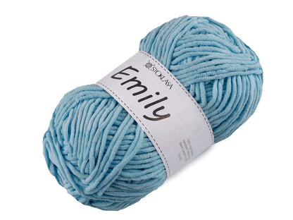Image de fil Emily - fil peluche - 100 g / 120 m – disponible chez Šarlotes audumi