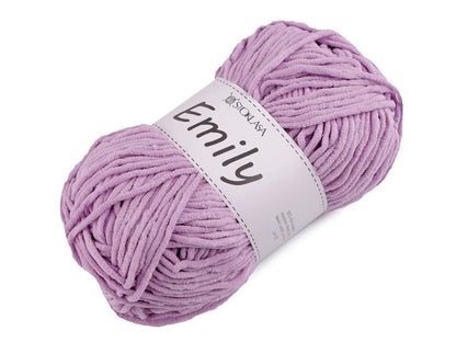 Image du fil Emily - fil peluche - 100 g / 120 m – disponible chez Šarlotes audumi