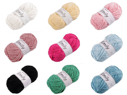 Image avec le fil Emily - fil peluche - 100g / 120 m – disponible chez Šarlotes audumi