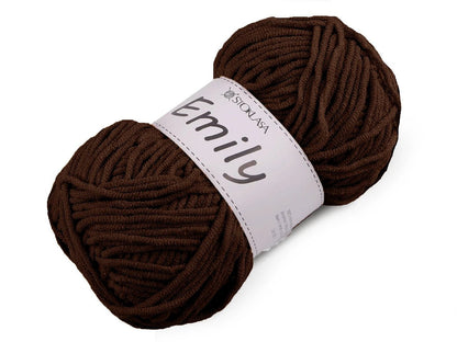 Image avec fil Emily de Dzijas - fil peluche - 100 g / 120 m – disponible chez Šarlotes audumi