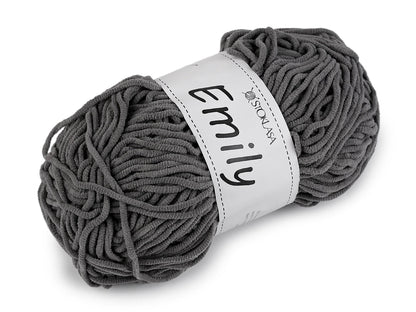 Image de la laine Emily - fil pelucheux - 100 g / 120 m – disponible chez Tissus de Charlotte
