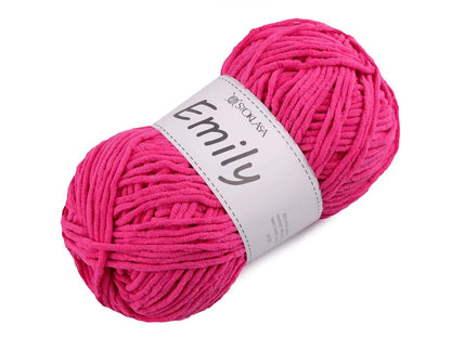 Image avec Dzijas Emily – fil peluche – 100g / 120 m – disponible chez Šarlotes audumi