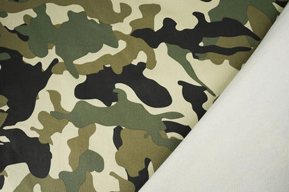 Image de tissu denim à motif camouflage – Army Green 275 g/m² – disponible chez Šarlotes audumi