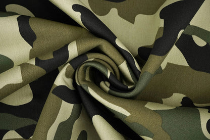 Image de tissu en jean à motif camouflage – Army Green 275 g/m² – disponible chez Šarlotes audumi
