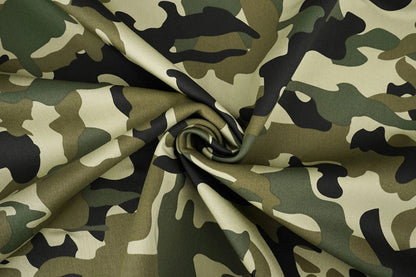 Image de tissu denim à motif camouflage – Army Green 275 g/m² – disponible chez Šarlotes audumi