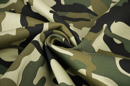 Image du tissu denim à motif camouflage – Army Green 275 g/m² – disponible chez Šarlotes audumi