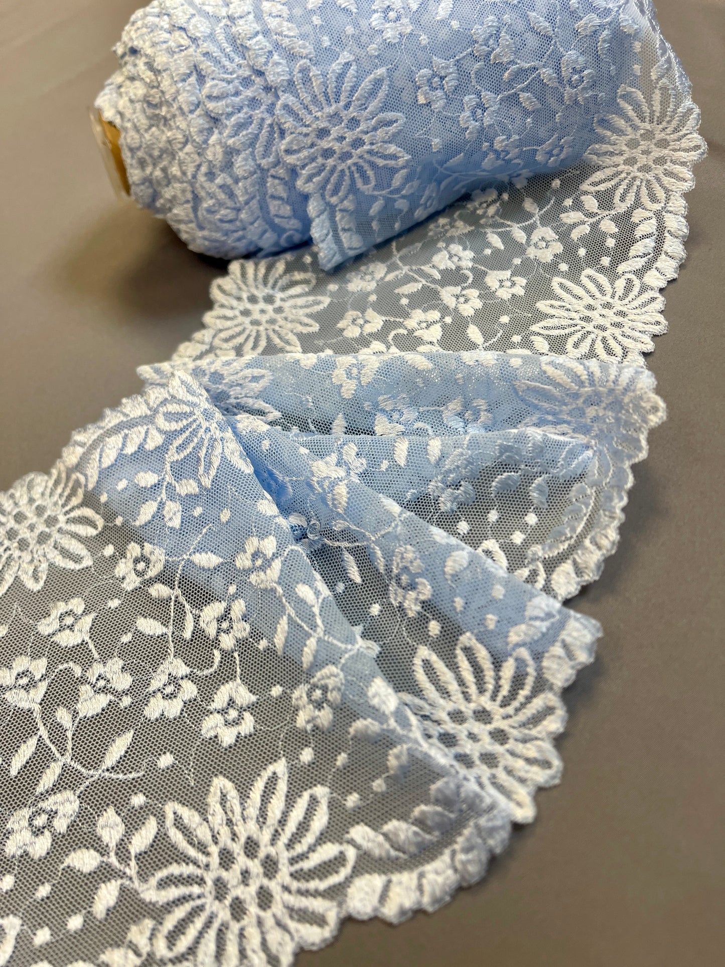 Image of elastic lace 16 cm, light blue – available online at Charlotte's Fabrics