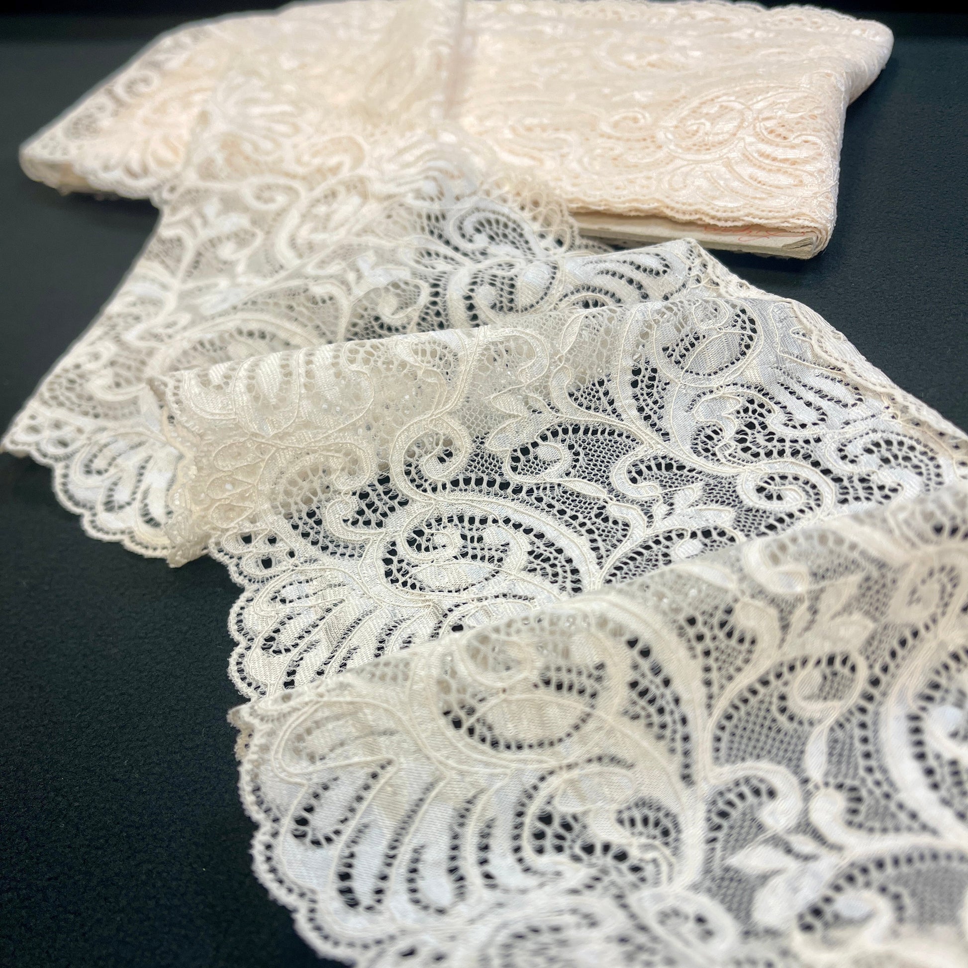 Image de dentelle élastique 16 cm - ton beurre doux – disponible chez Šarlotes audumi