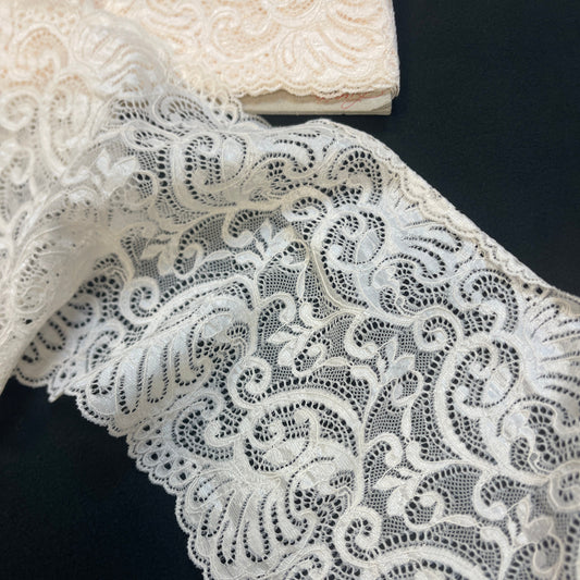 Image avec dentelle élastique de 16 cm – ton beurre doux – disponible chez Šarlotes audumi