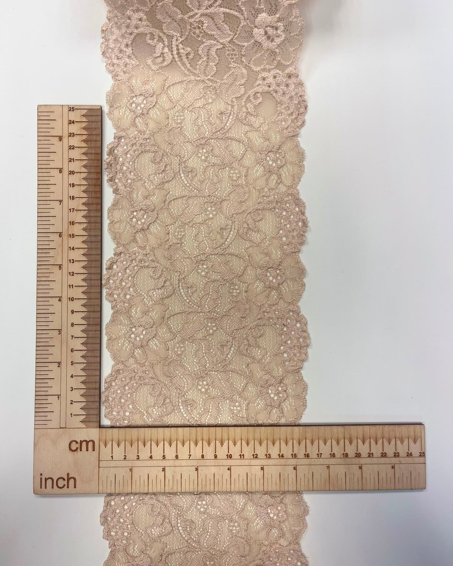 Image of elastic lace 16 cm warm beige – available online at Šarlotes audumi