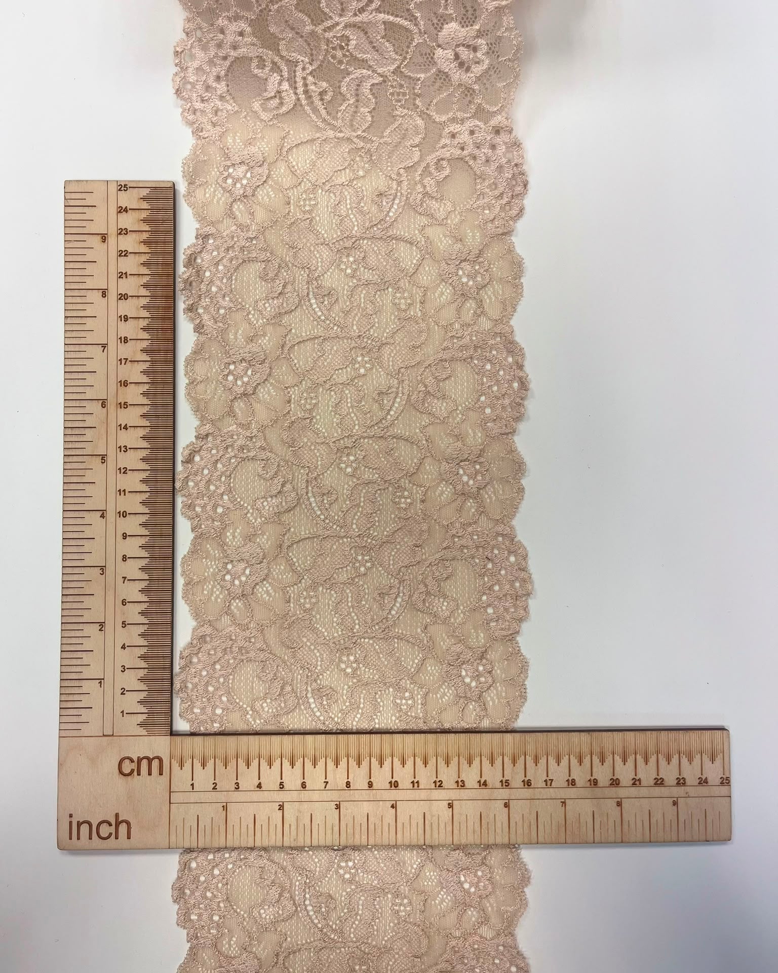 Image of elastic lace 16 cm warm beige – available online at Šarlotes audumi