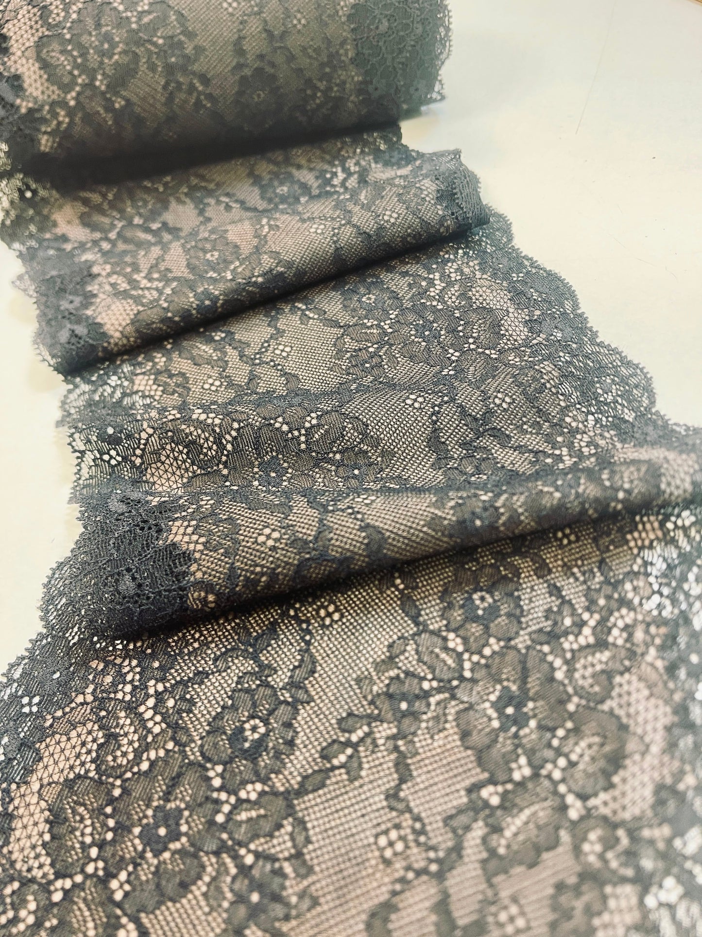 Image with elastic lace 17 cm black with beige base tone – available online, Šarlotes audumi