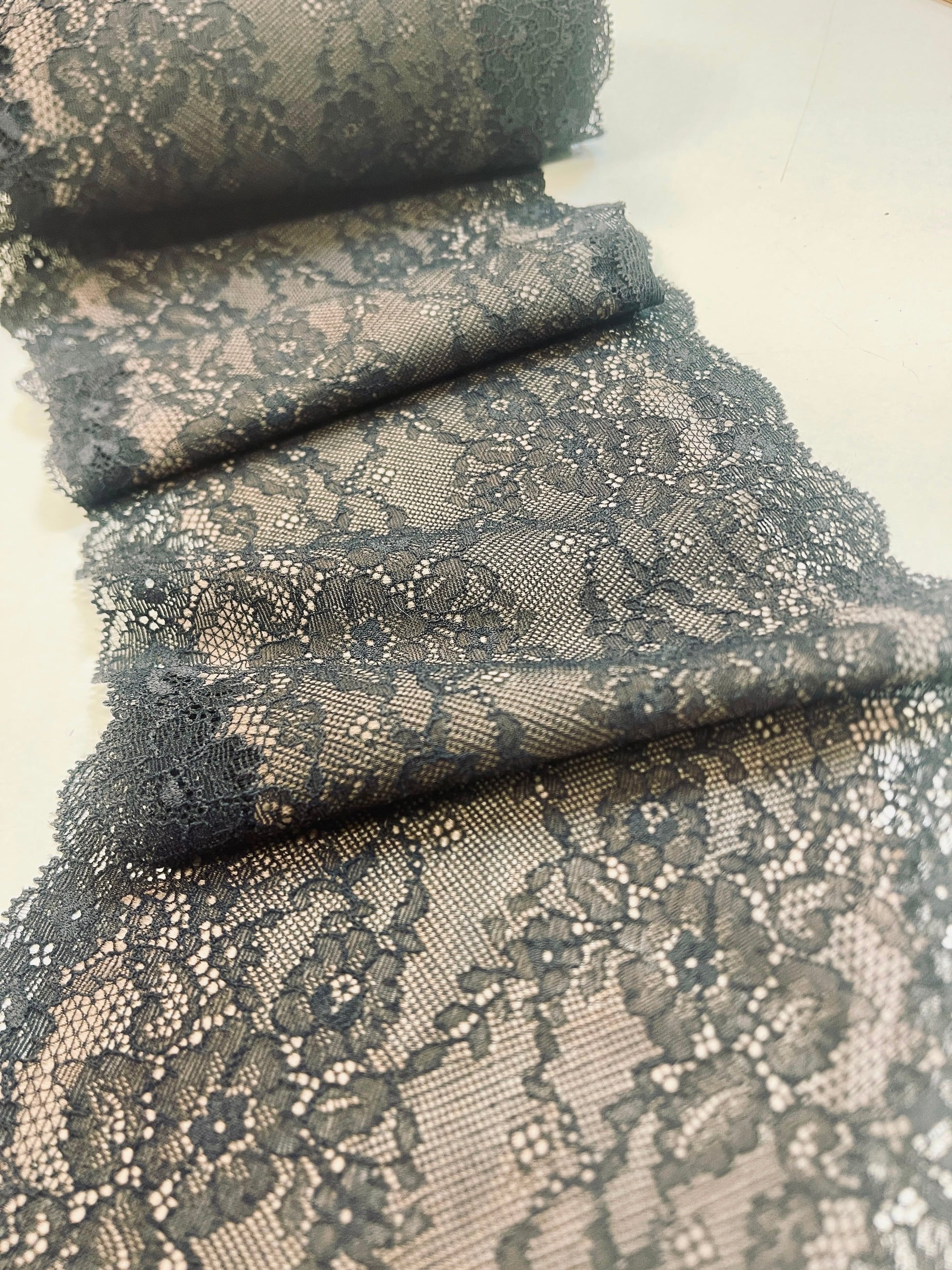 Image with elastic lace 17 cm black with beige base tone – available online, Šarlotes audumi