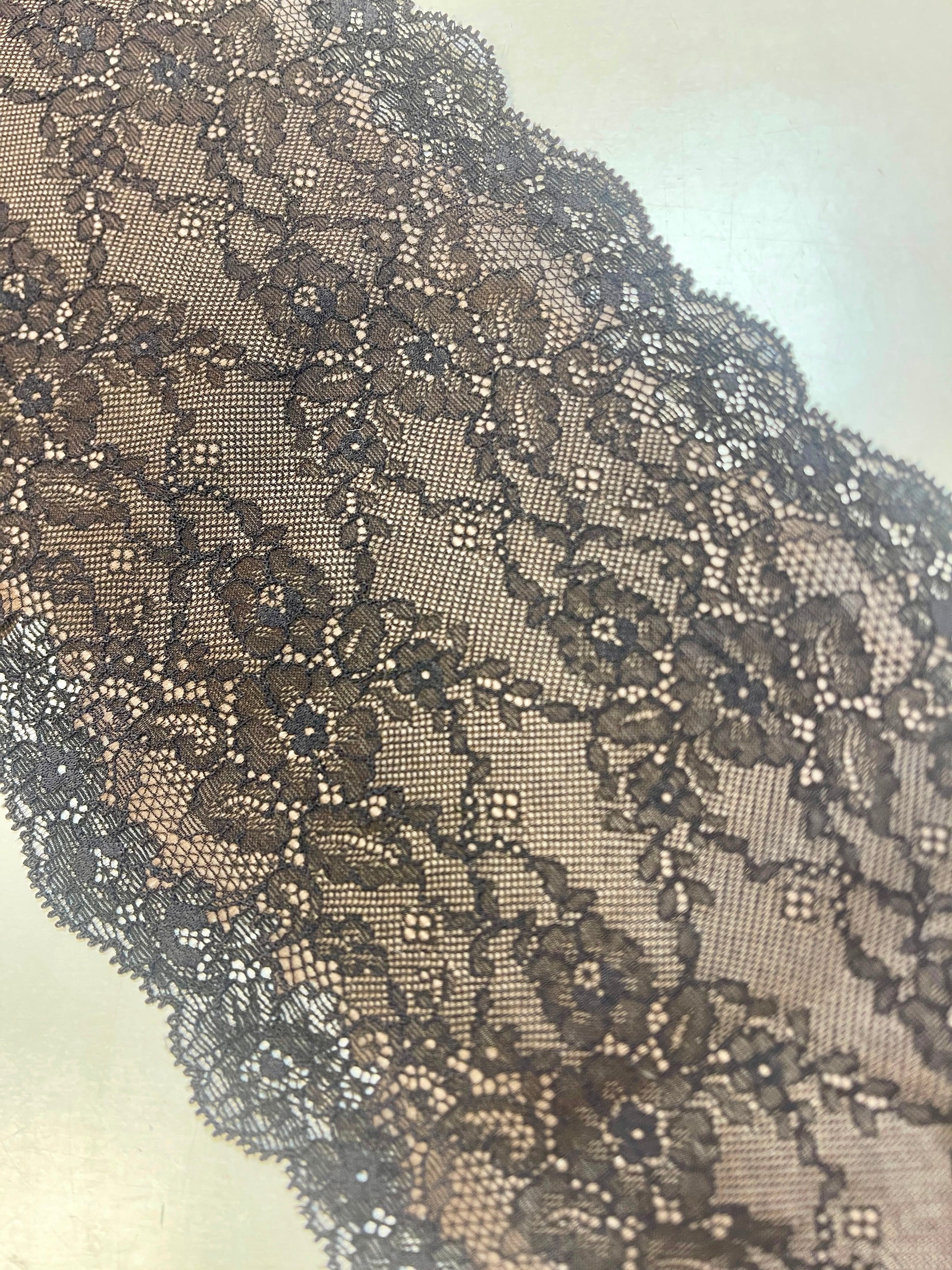 Image of elastic lace 17 cm, black with a beige base tone – available online at Charlotte's Fabrics