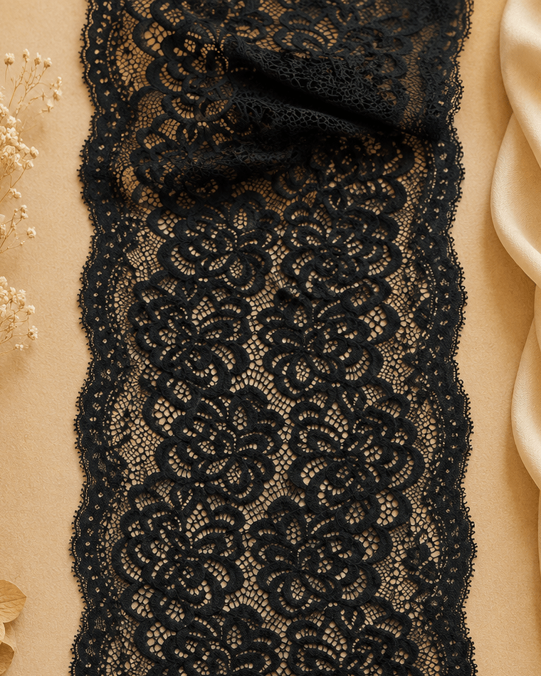 Image of black 18 cm elastic lace – available online at Šarlotes audumi