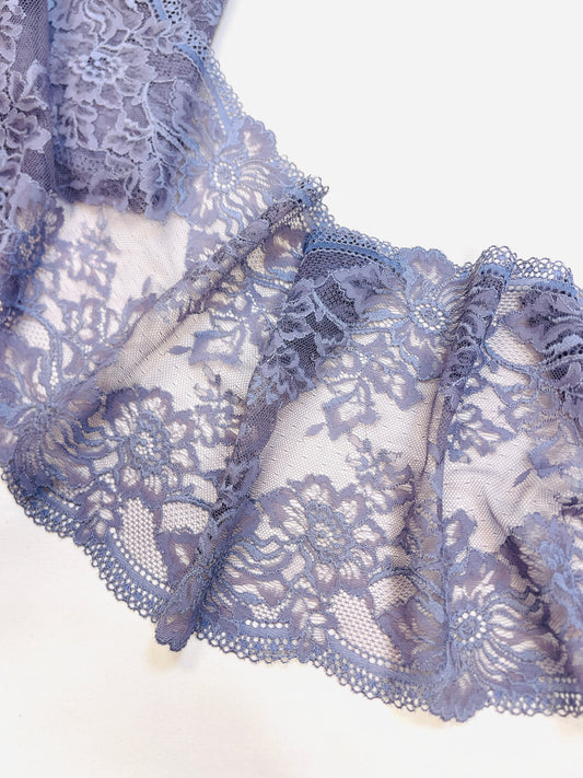 Image avec dentelle extensible 20 cm - lilas fumé – disponible chez Šarlotes audumi