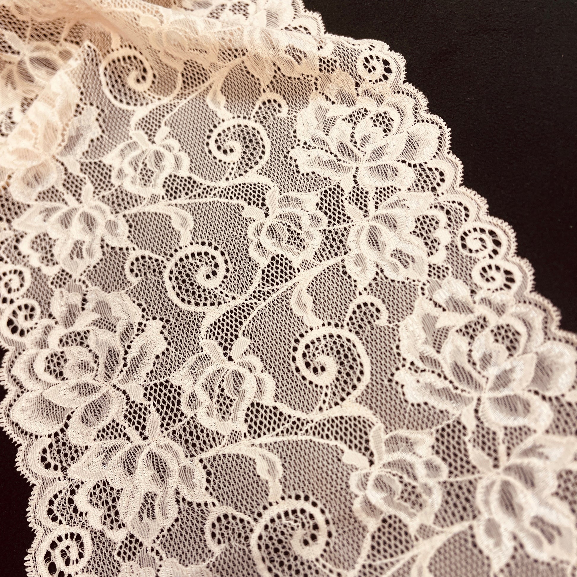 Image avec dentelle élastique 20 cm - crème brûlée – disponible chez Šarlotes audumi