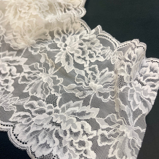 Image avec dentelle élastique 20 cm - doux ton vanille – disponible chez Šarlotes audumi