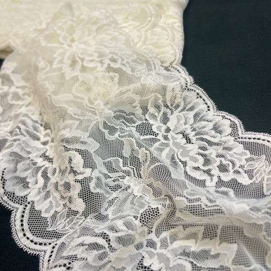 Image de dentelle élastique 20 cm - teinte vanille douce – disponible chez Šarlotes audumi
