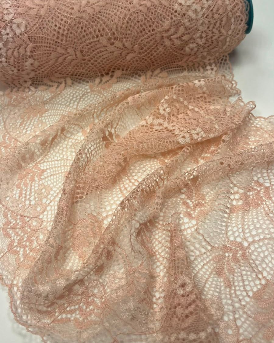 Flexible lace, 23 cm, soft peach tone – available online at Šarlotes audumi