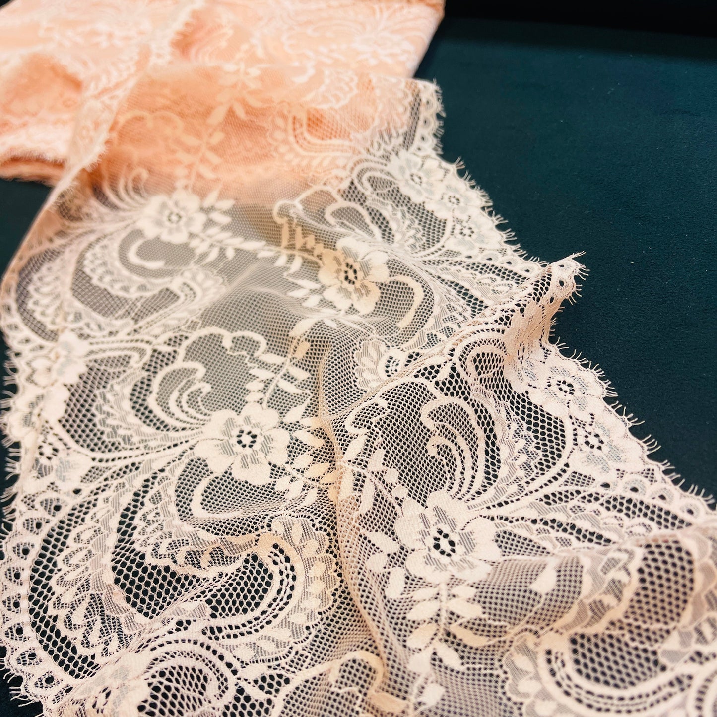 Dentelle élastique 25 cm - rose saumon – disponible chez Šarlotes audumi
