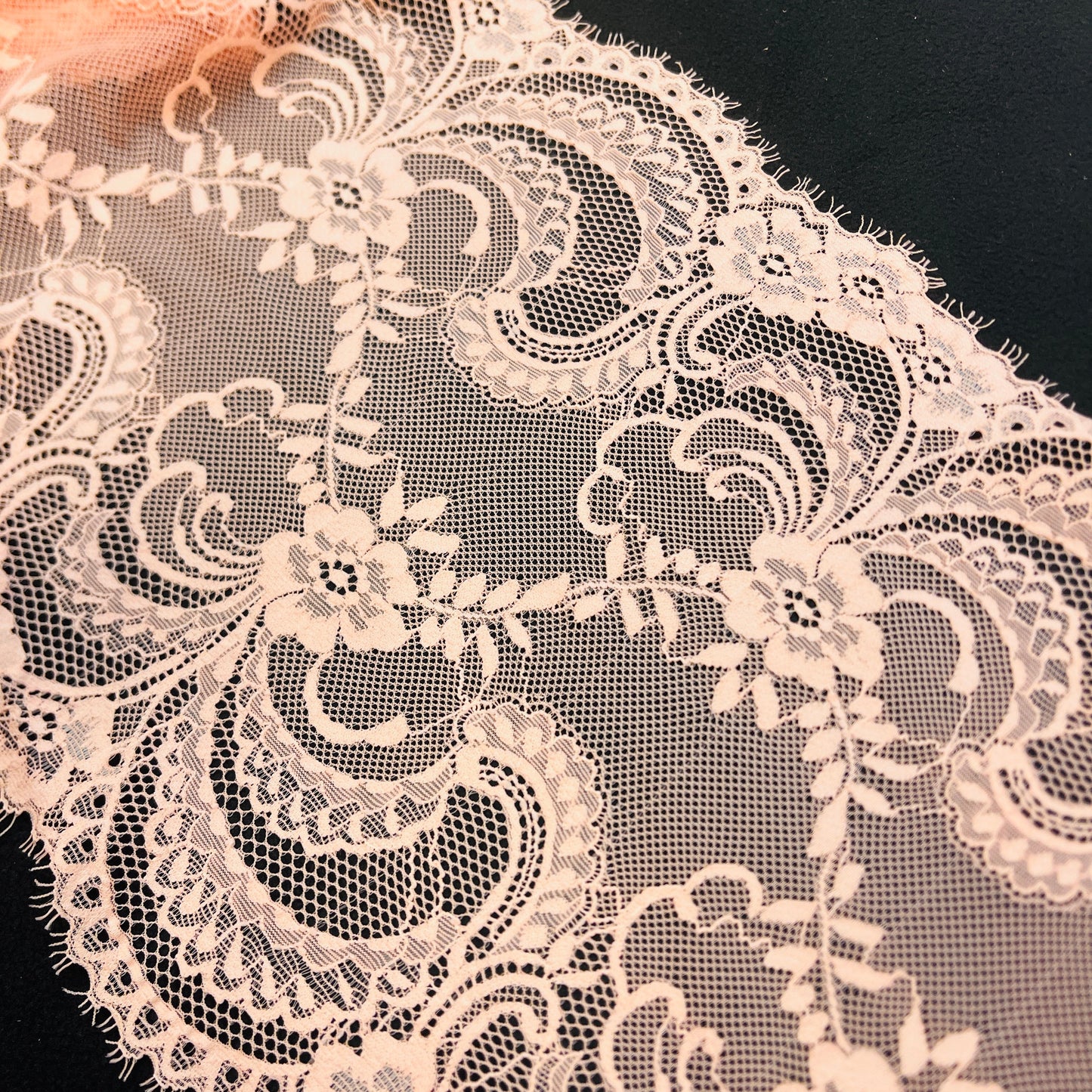 Image avec dentelle élastique 25 cm - rose saumon – disponible chez Šarlotes audumi