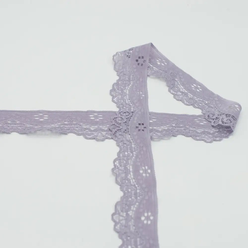 Attēls ar Elastīgā mežģīne 3,5 cm - dūmakaini lillā – pieejams Šarlotes audumi