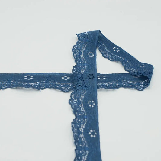 Attēls ar Elastīgā mežģīne 3,5 cm - dūmakaini zils – pieejams Šarlotes audumi