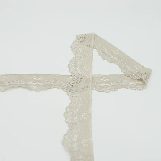 Attēls ar Elastīgā mežģīne 3,5 cm - smilšu – pieejams Šarlotes audumi