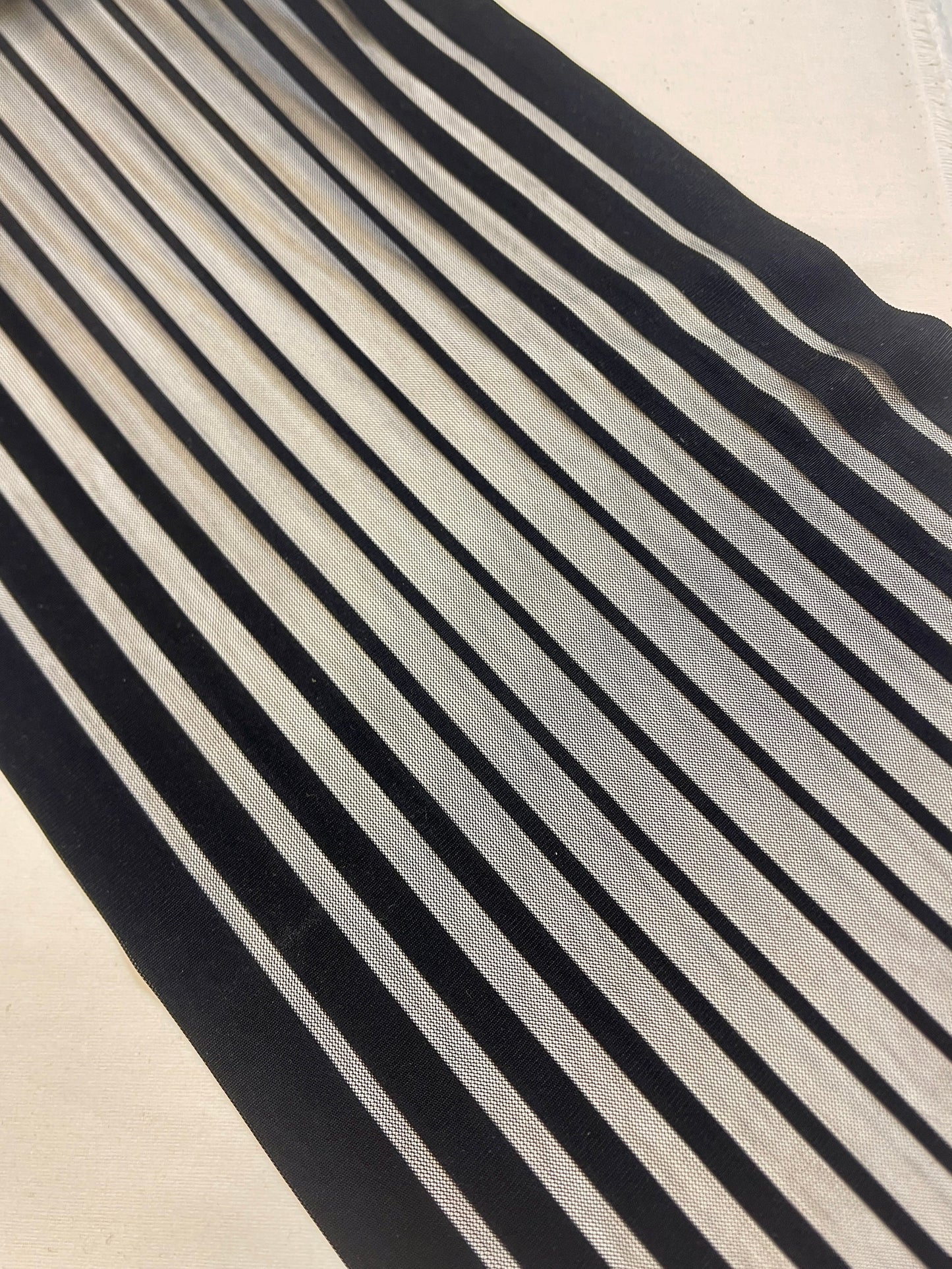 Image de dentelle/filet élastique 30 cm - rayée noire, disponible chez Šarlotes audumi