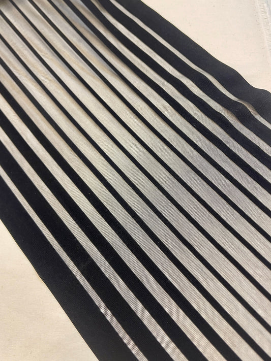 Image de dentelle/filet élastique 30 cm - rayée noire, disponible chez Šarlotes audumi