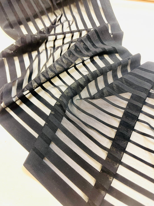 Image avec dentelle/maille extensible 30 cm - rayures noires – disponible chez Šarlotes audumi
