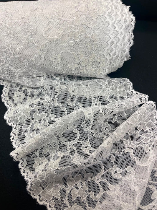 Attēls ar Elastīga ziedu mežģīne 18 cm-balta ar sudrabu – pieejams internetā Šarlotes audumi