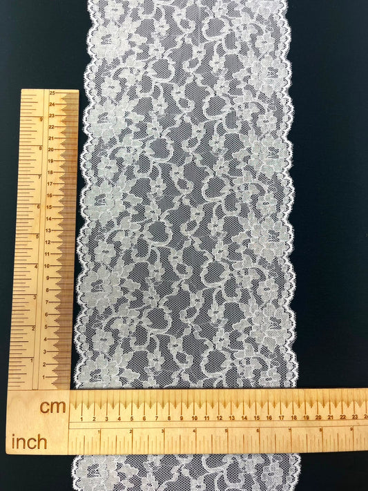 Attēls ar Elastīga ziedu mežģīne 18 cm-balta ar sudrabu – pieejams internetā Šarlotes audumi