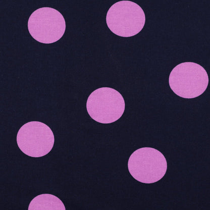Image avec flanelle - pois roses sur fond bleu foncé 165 g/m² – disponible chez Šarlotes audumi