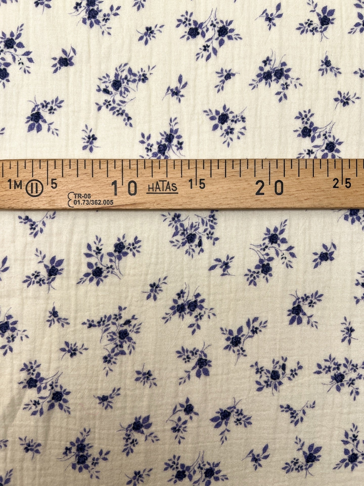 Attēls ar Francijas kokvilnas muslīna audums – balts ar ziliem ziediem | 100% kokvilna | 160 g/m² | 145 cm – pieejams Šarlotes audumi