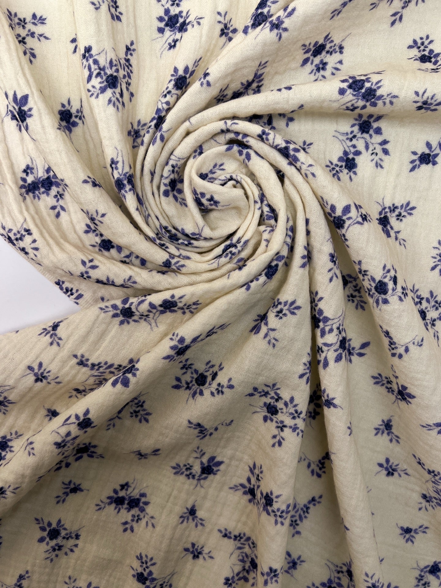 Attēls ar Francijas kokvilnas muslīna audums – balts ar ziliem ziediem | 100% kokvilna | 160 g/m² | 145 cm – pieejams Šarlotes audumi