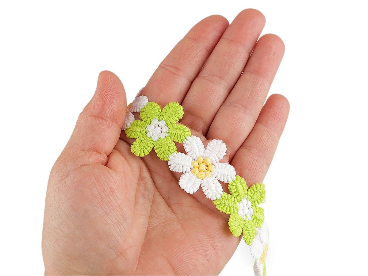 Image of floral guipure lace – light green and white, 30 mm – available online at Šarlotes audumi