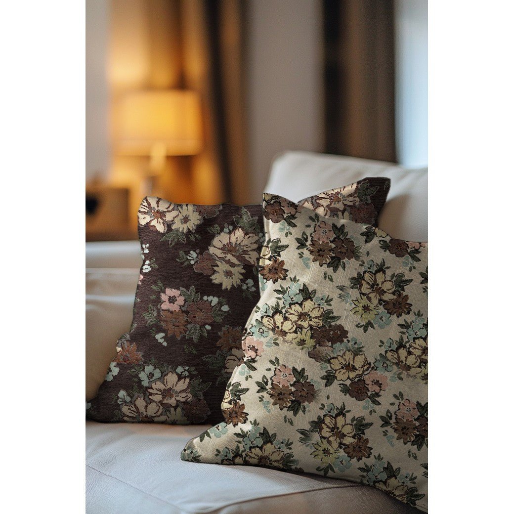 Attēls ar Gobelēns - puķes ar zelta akcentiem uz melna 420 g/m² – pieejams Šarlotes audumi