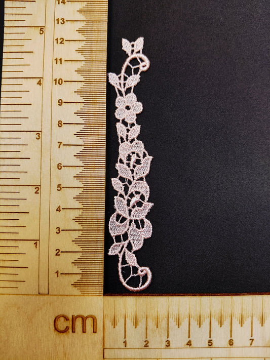 Image avec écusson/couture 12 x 2 cm – disponible chez Šarlotes audumi