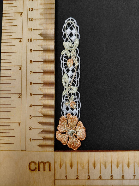 Image d’un écusson/patch à coudre 12 x 2,5 cm – disponible chez Šarlotes audumi