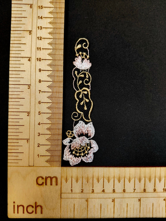 Image avec patch/écusson cousu 12 x 3,5 cm – disponible chez Šarlotes audumi