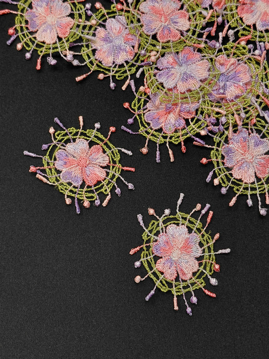 Image avec écusson/broderie 3 x 3 cm – disponible chez Šarlotes audumi