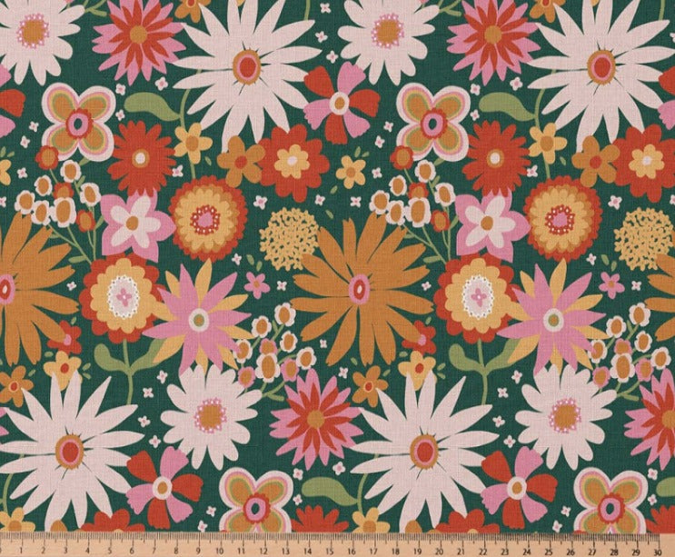 Premium 100% medvilninis audinys – gėlės ant žalio fono 115 g/m²