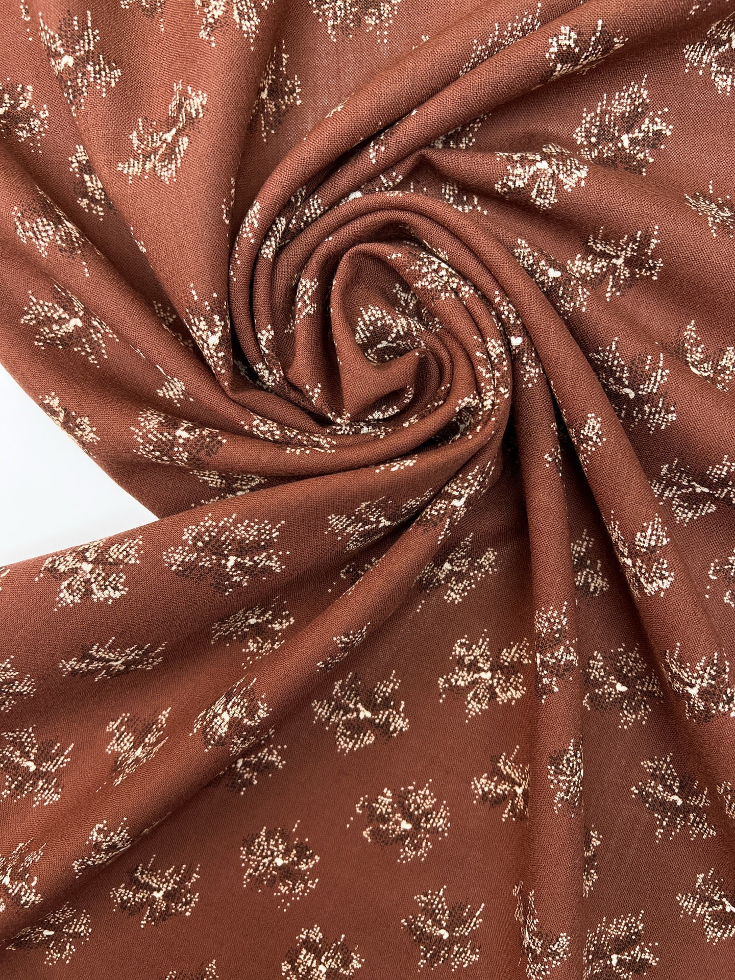 Attēls ar Itālijas 100% vilnas audums ar apdruku brūni bēšos toņos | viegls kostīma / kleitu audums 130 G/M² – pieejams Šarlotes audumi