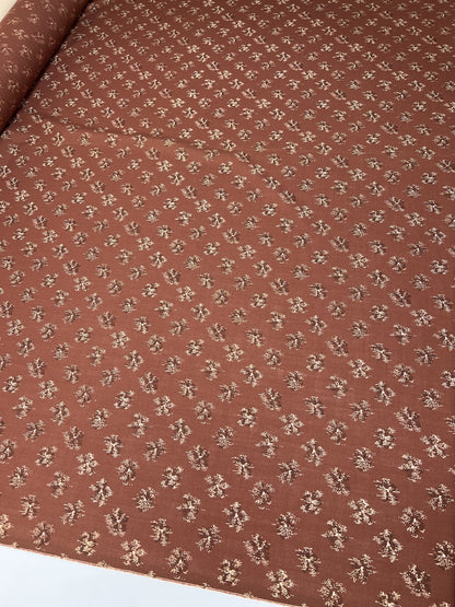 Image avec tissu italien 100 % laine imprimé dans des tons brun et beige | tissu léger pour costume / robe 130 g/m² – disponible chez Šarlotes audumi